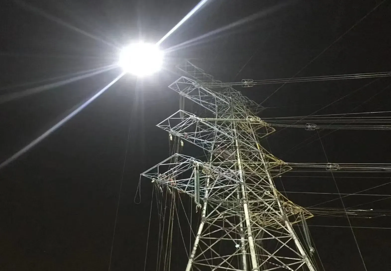 LUMOS Beleuchtungsdrohne im Einsatz an einem Strommast